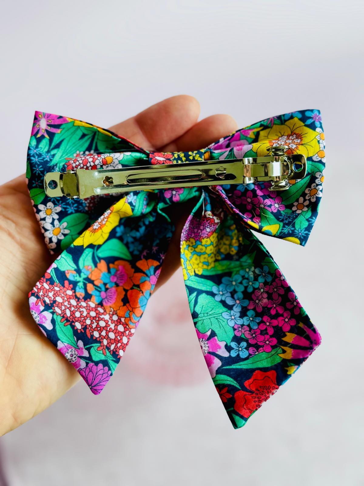 Barrette nœud papillon fait main – Pince métallique, plusieurs tissus