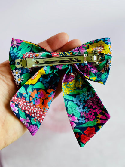 Barrette nœud papillon fait main – Pince métallique, plusieurs tissus