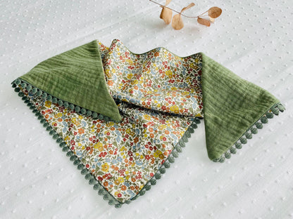 Foulard 3 en 1 bébé fille imprimé fleuri et détails en crochet Foulard 3 en 1 bébé fille imprimé fleuri et détails en crochet